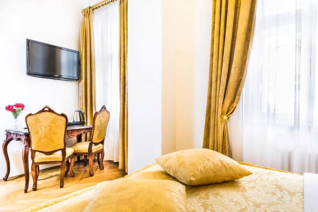 QUADRUPLE STANDARD Room, Charles Bridge Palace, Prague