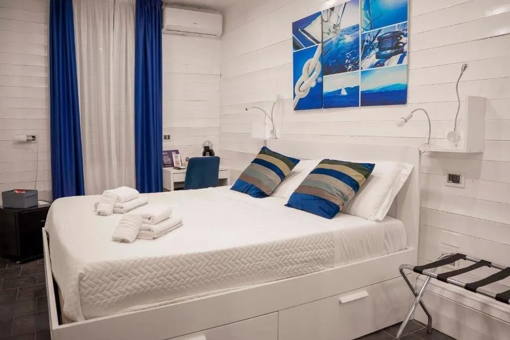 Room, Yacht Club Angioino, Naples