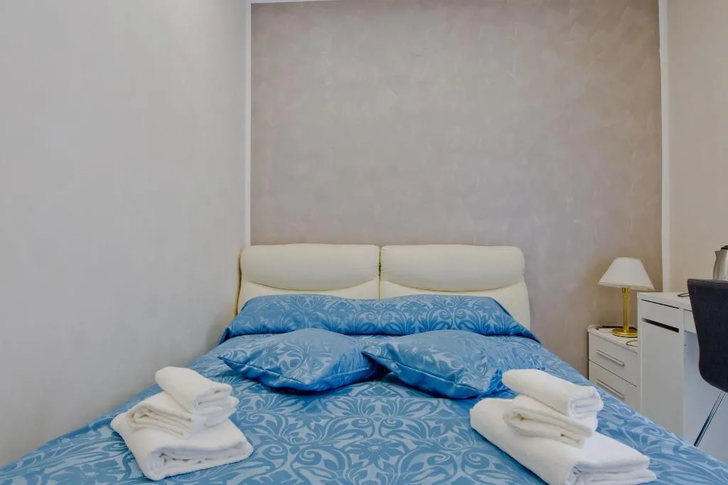 Room, Oscar 2, Naples