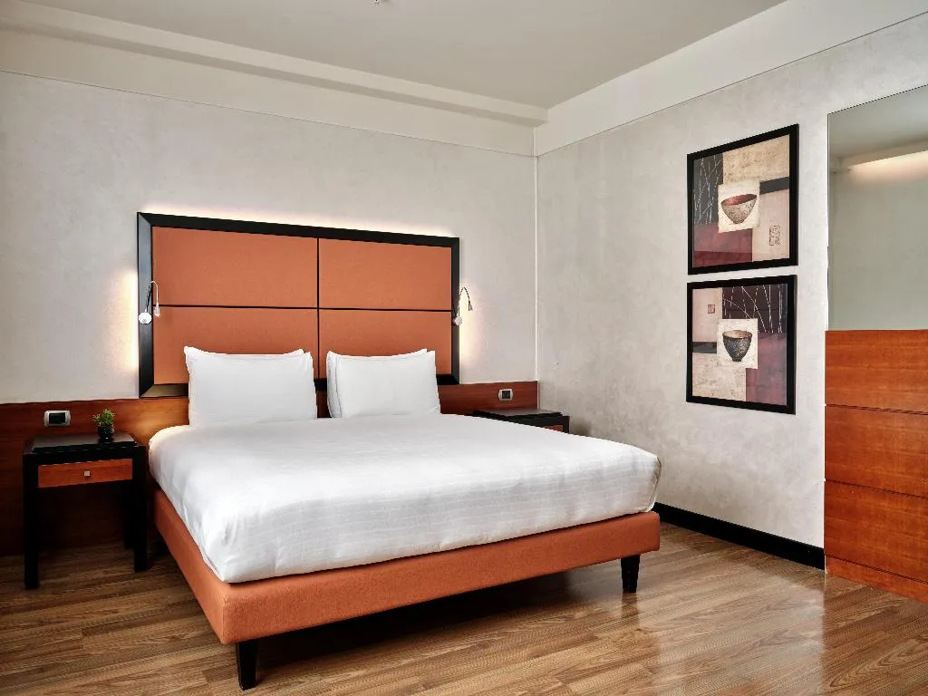 DOUBLE PREMIUM KING BED Room, Crowne Plaza Milan Malpensa Airport, Milan
