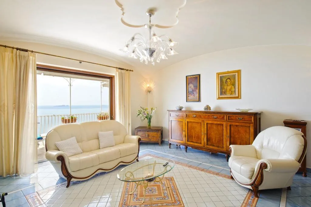 Room, La Sorgente Del Sole, Naples