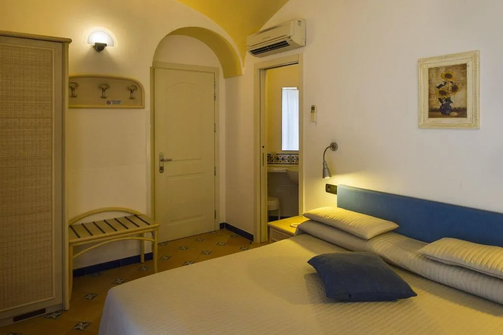 Room, Bellevue, Naples