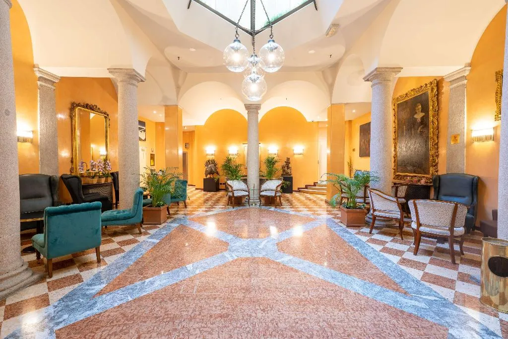 Lobby, Regina, Milan