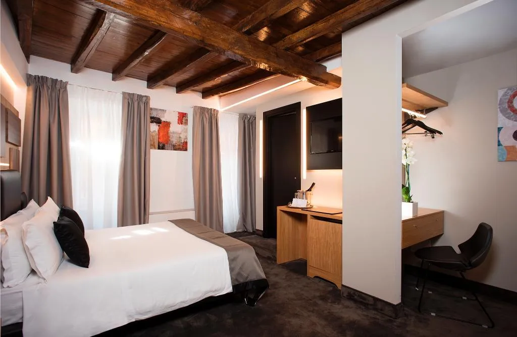 DOUBLE SUPERIOR Room, Trevi, Rome
