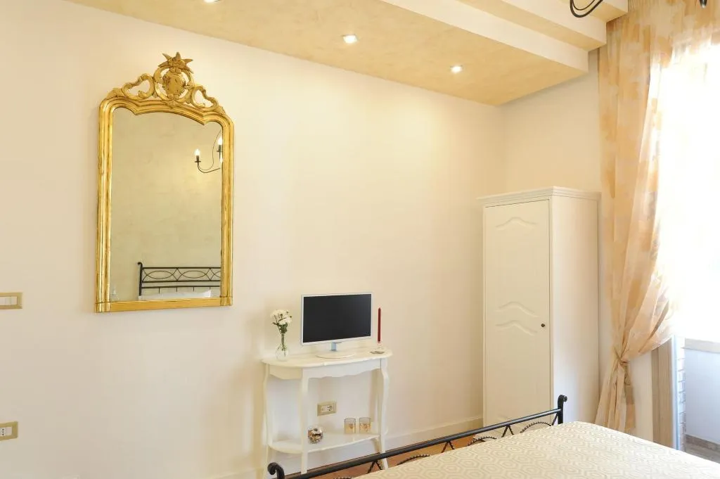 Room, Residenza Borbonica, Naples