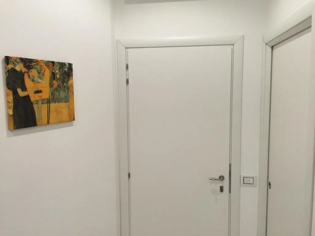 Lobby, Picaflor, Milan