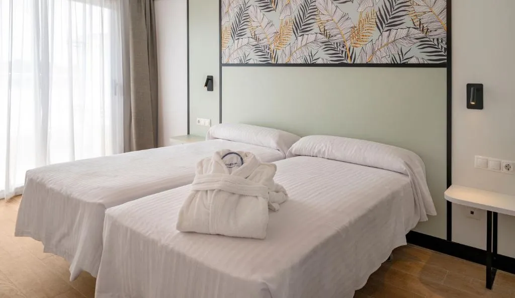 JUNIOR SUITE CAPACITY 2 Room, Medplaya Calypso, Costa Dorada