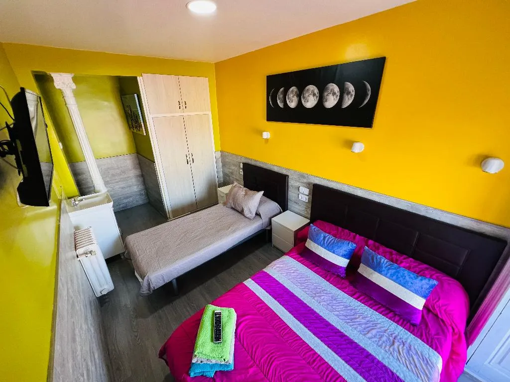 TRIPLE WITH SHARED BATHROOM Room, Hostal Numancia, Madrid