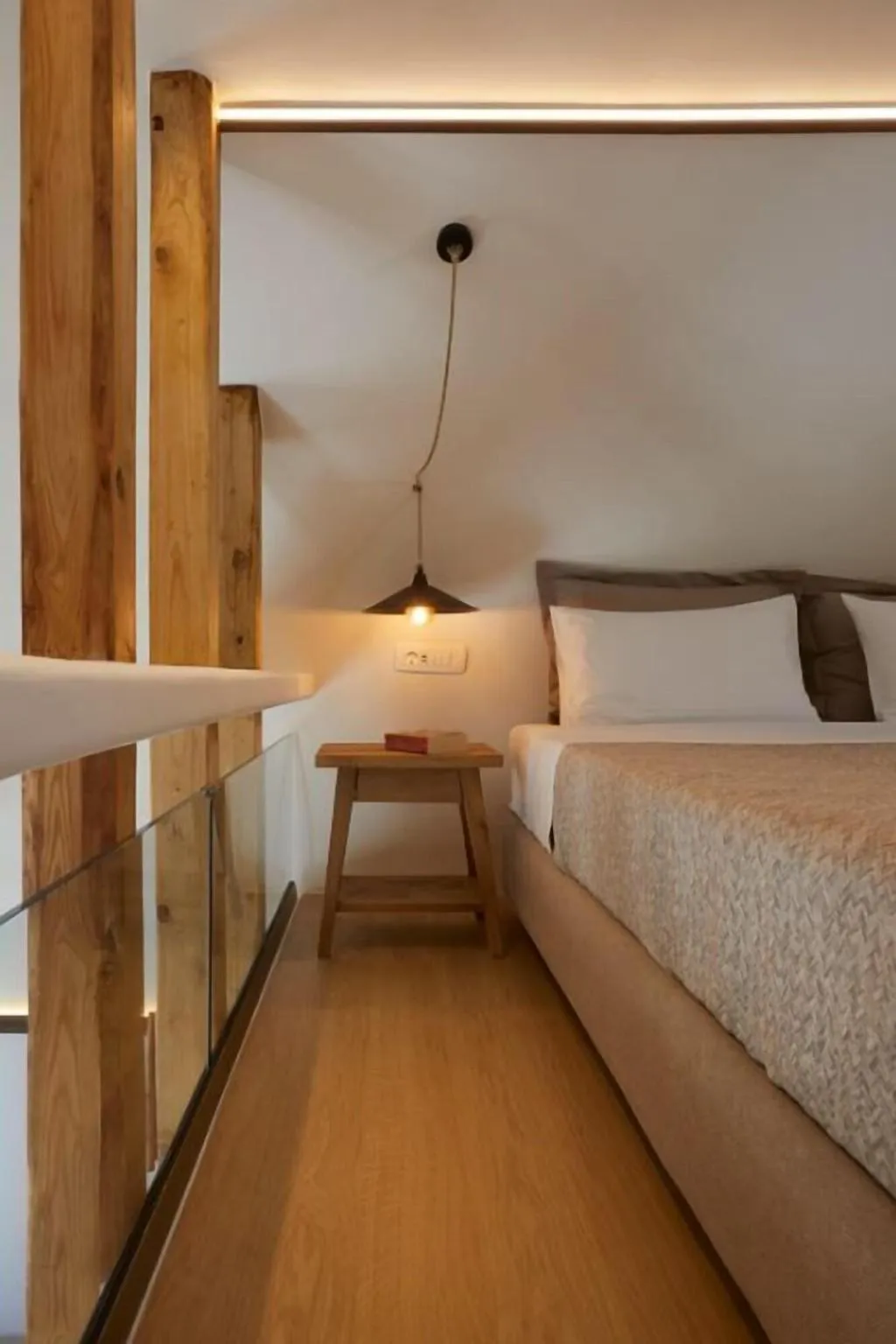 SUITE DELUXE QUEEN BED Room, Hermes, Santorini
