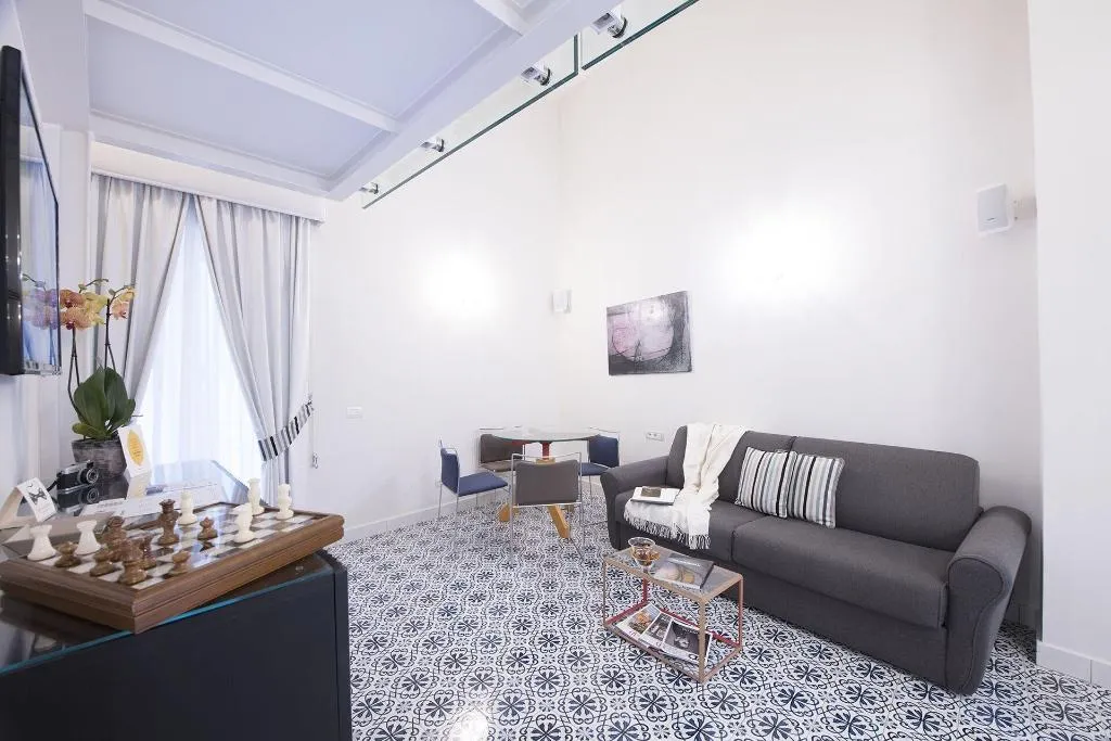 Room, Diecisedici, Naples