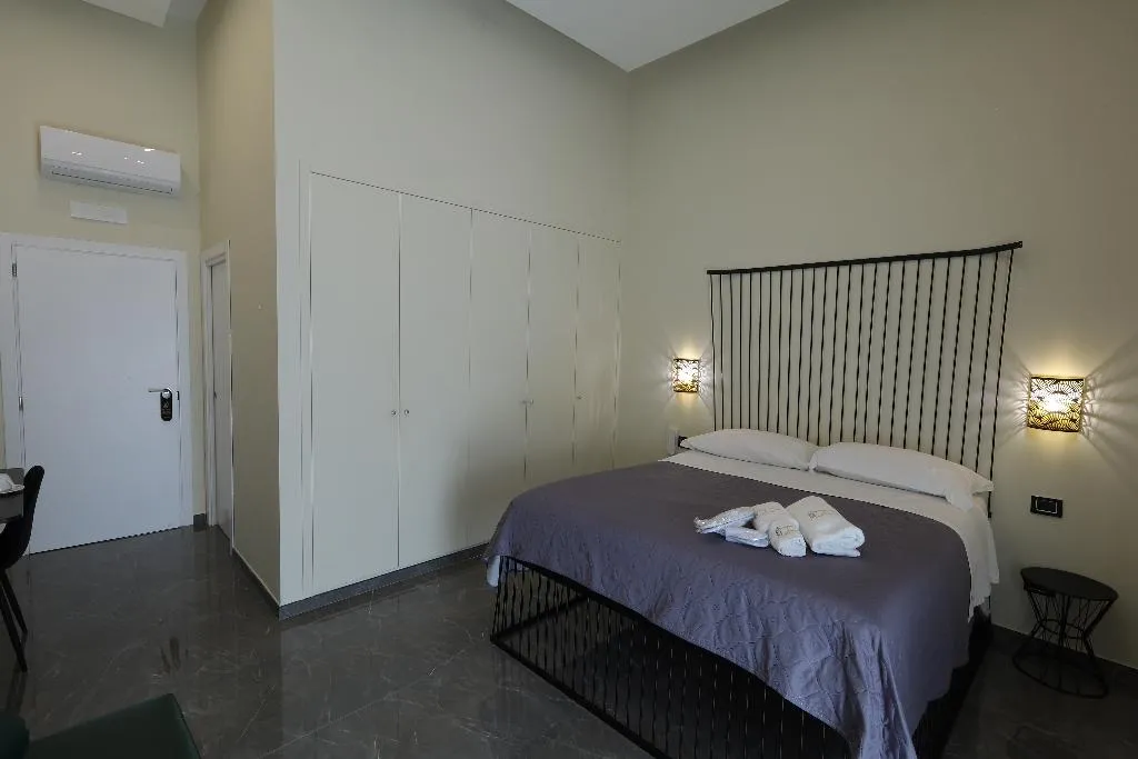 SUITE SIDE SEA VIEW ONE BEDROOM Room, Il salotto della regina, Naples
