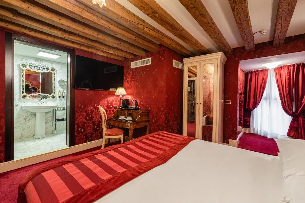 DOUBLE SUPERIOR Room, Palazzo Paruta, Venice
