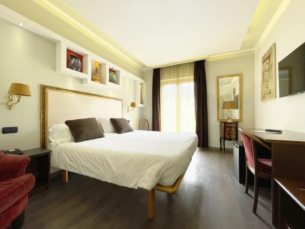 DOUBLE SUPERIOR QUEEN BED Room, Hotel Central, Naples