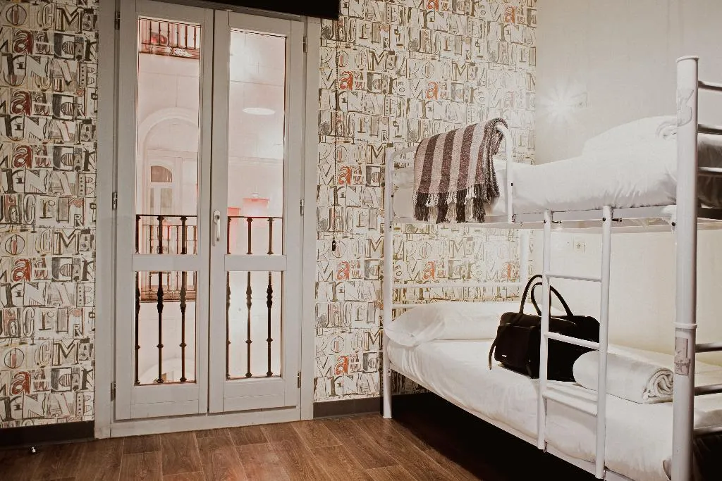 Bed in dormitory CAPACITY 6 ONE BEDROOM Room, Room Ventura, Madrid