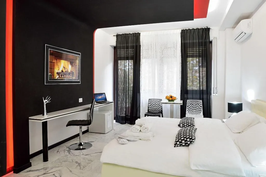 Room, Black & White G&G, Rome