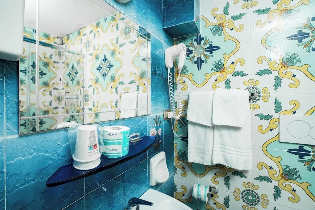 DOUBLE BASIC Room, Fontana, Naples