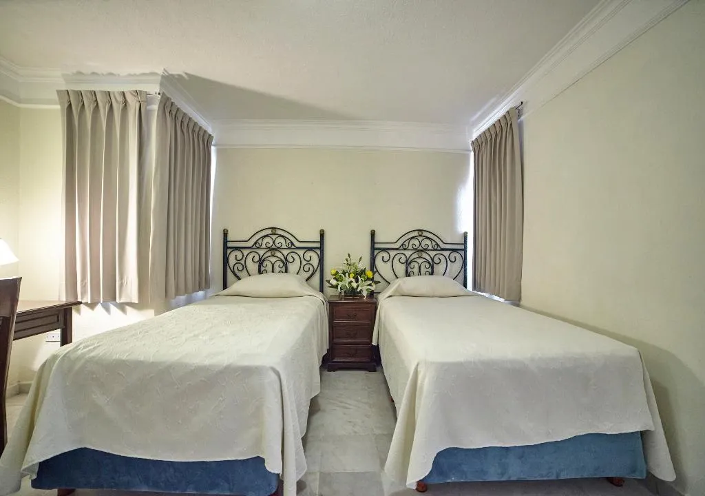 JUNIOR SUITE STANDARD Room, Hotel Francis Drake, Cancun Area