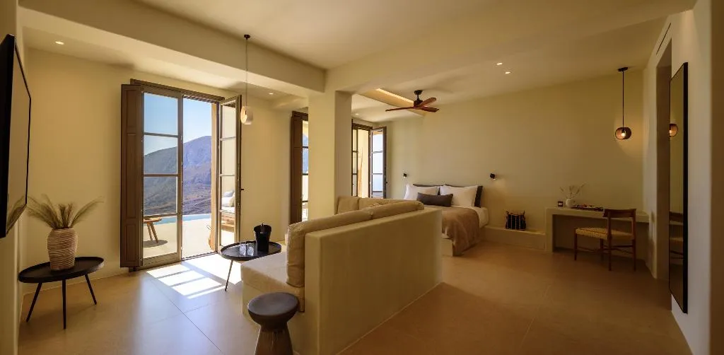 SUITE SUPERIOR WITH PRIVATE POOL Room, Elessa Hotel, Santorini