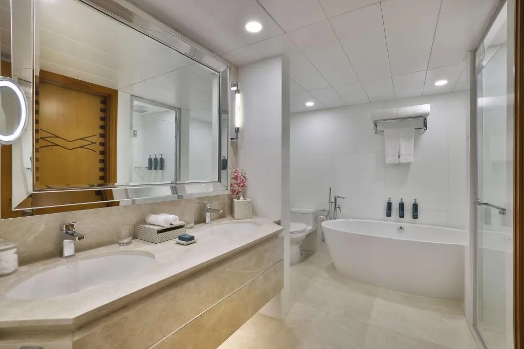 SUITE KING SIZE BED Room, Hilton Dubai Jumeirah, Dubai