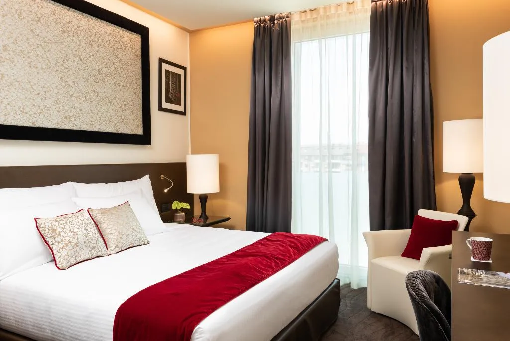 QUADRUPLE DELUXE Room, Leonardo Royal Hotel Venice Mestre, Venice