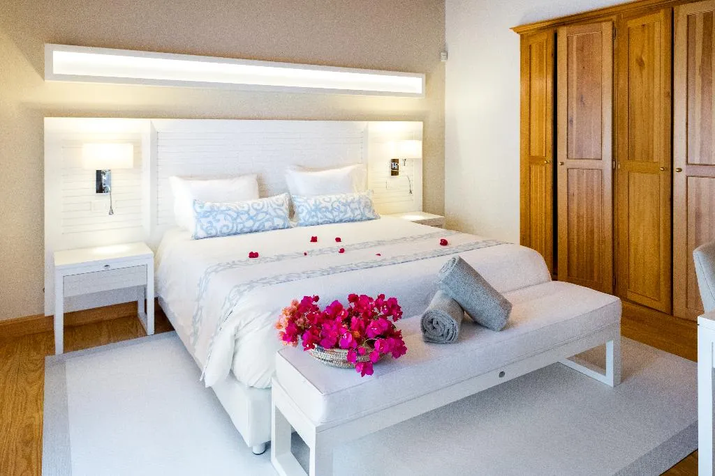 VILLA SEVEN BEDROOMS WITH PRIVATE POOL Room, Shantivillas, Algarve