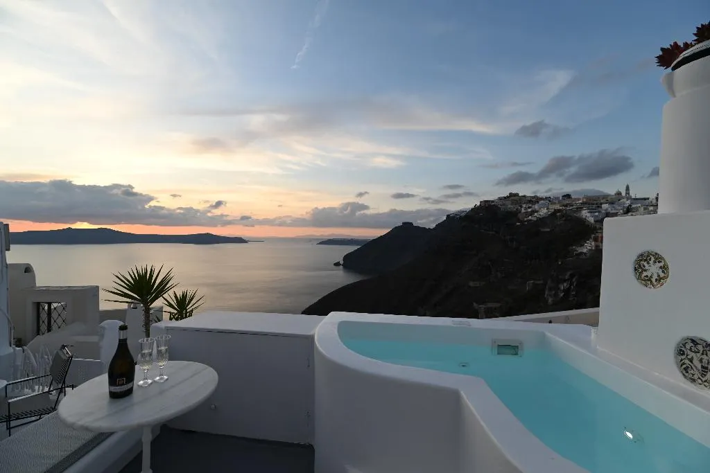 QUADRUPLE WITH JACUZZI Room, Trieris Villas & Suites, Santorini