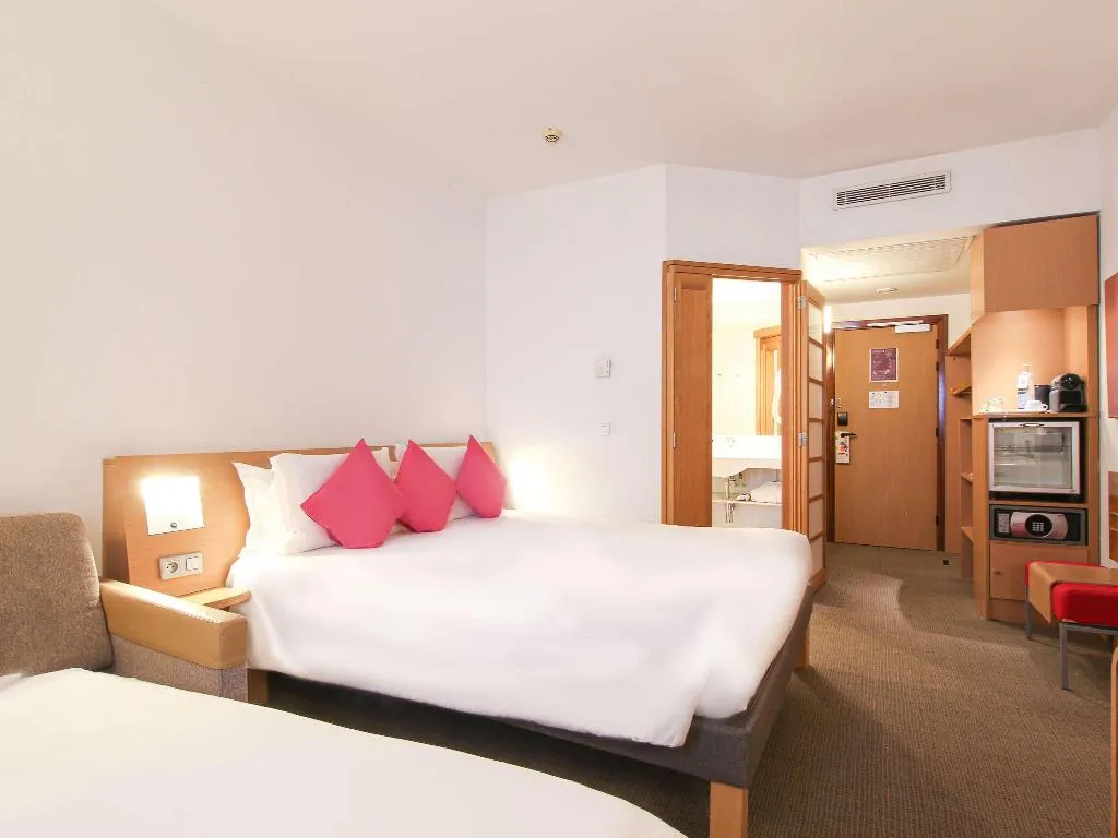 DOUBLE ECONOMY Room, Novotel Tunis, Tunisia