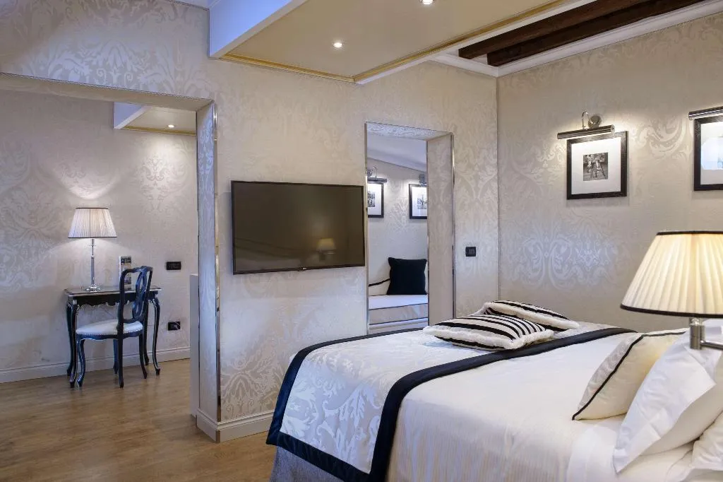 Room QUEEN SIZE BED Room, Hotel Olimpia Venice, BW Signature Collection, Venice