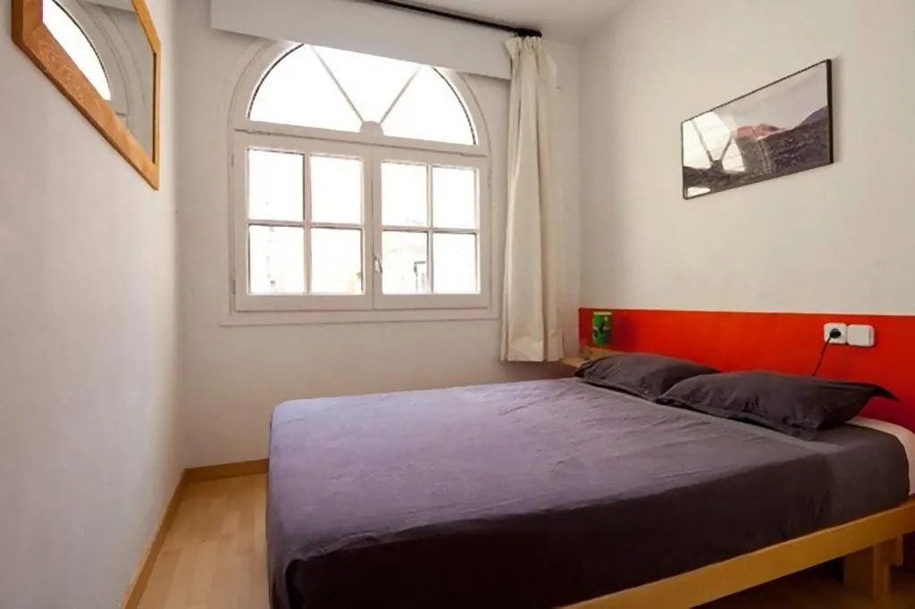 Room, Nisia, Barcelona