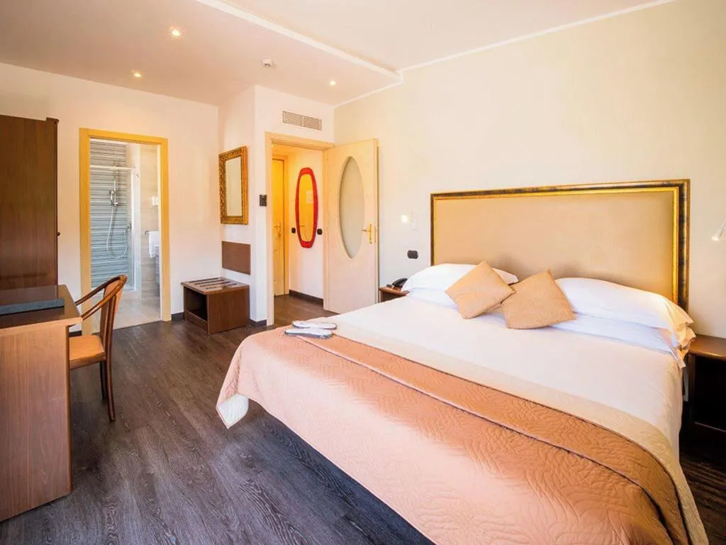 TWIN SUPERIOR Room, Hotel Central, Naples