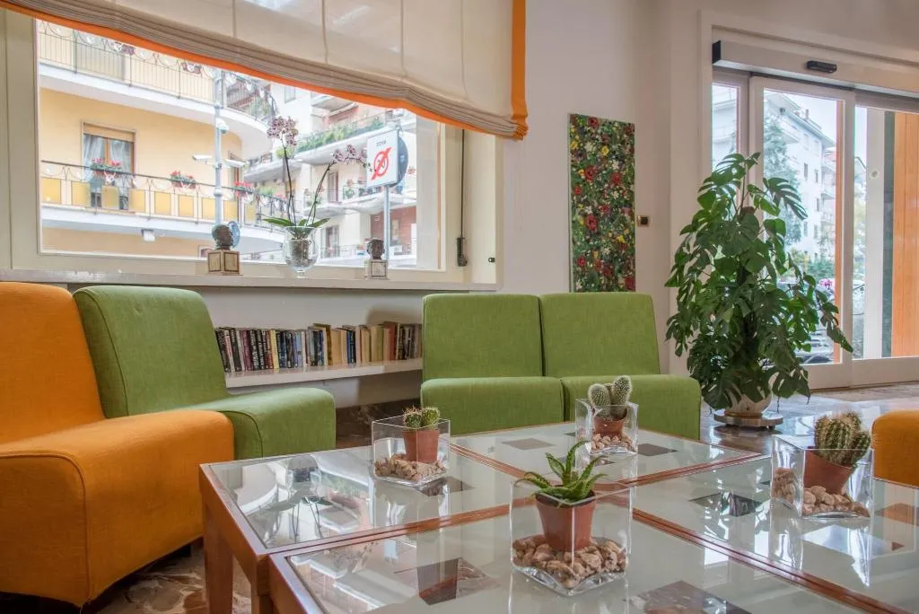 Lobby, Tourist, Naples
