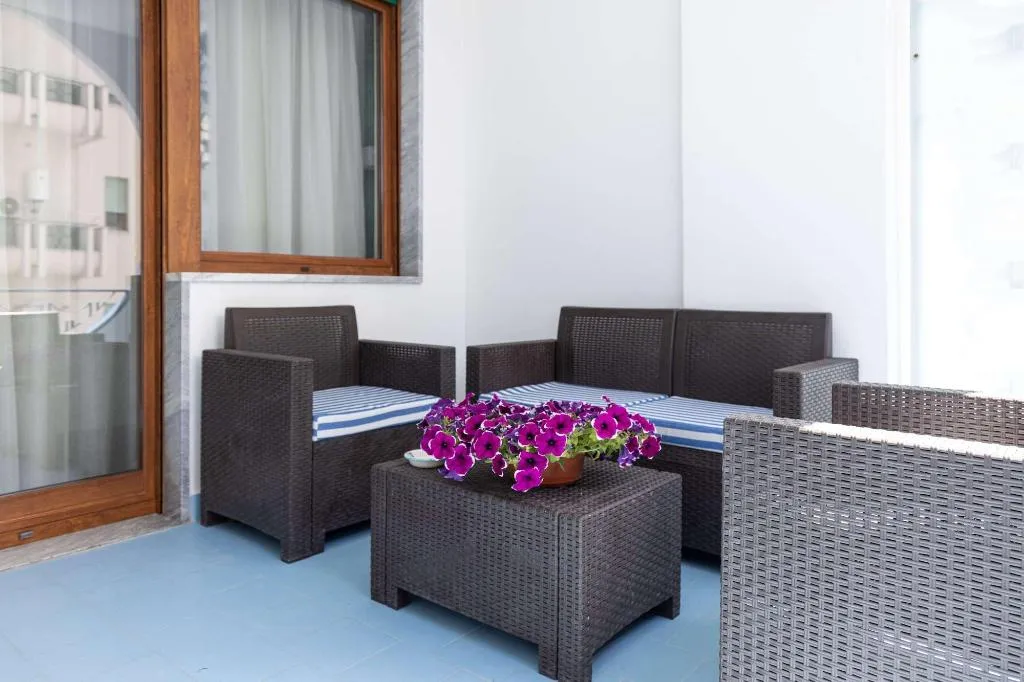 Room, The Reef, Naples