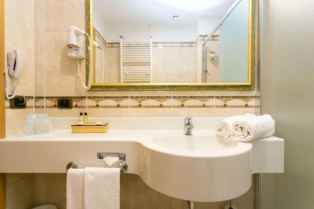 TRIPLE KING SIZE BED Room, Hotel Mirage Sure Hotel Collection by Best Western, Milan
