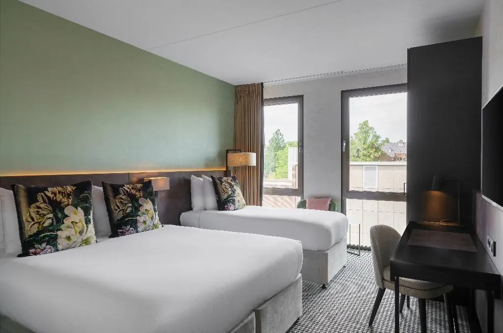 TRIPLE CANAL VIEW Room, Monet Garden Hotel Amsterdam, Amsterdam