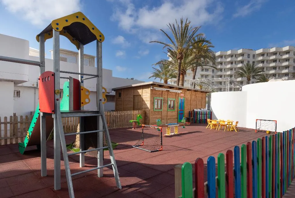 Sports and Entertainment, Palia Sa Coma Playa, Majorca