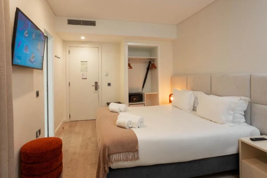 DOUBLE KING SIZE BED Room, Next Level Premium Hotels, Lisbon