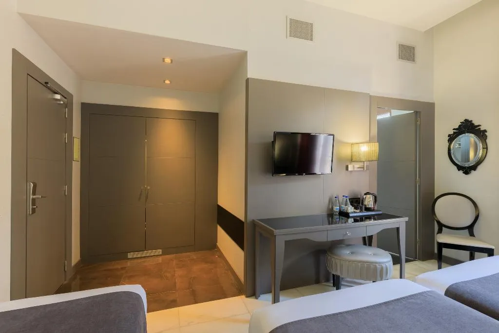 TRIPLE STANDARD Room, Hotel Ciutadella Barcelona, Barcelona