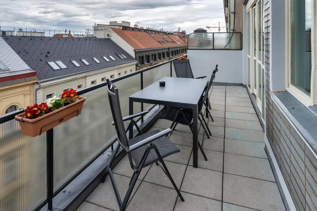 APARTMENT FOUR BEDROOMS TWO BATHROOMS Room, New Town - Apple Apartments, Prague