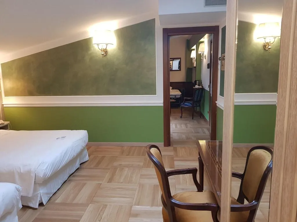 Room, Santa Barbara, Milan