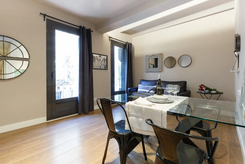 APARTMENT CAPACITY 5 Room, AinB Eixample-Miro Apartments, Barcelona