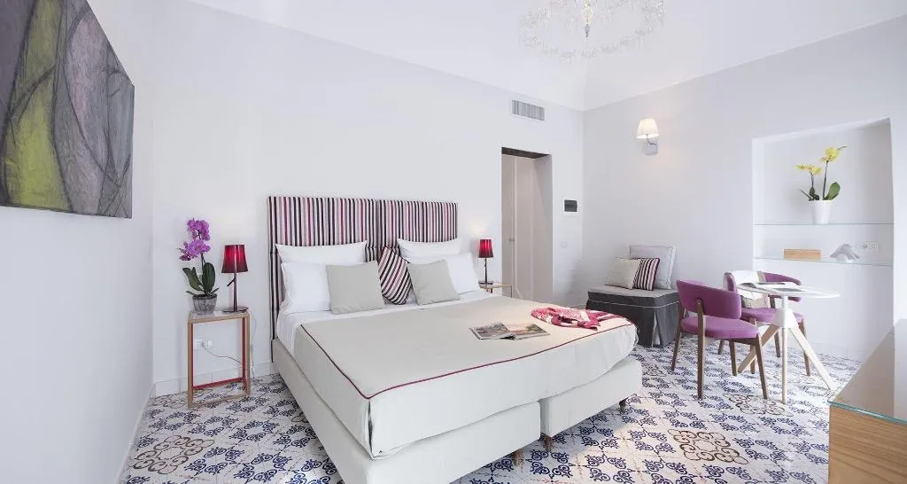 Room, Diecisedici, Naples