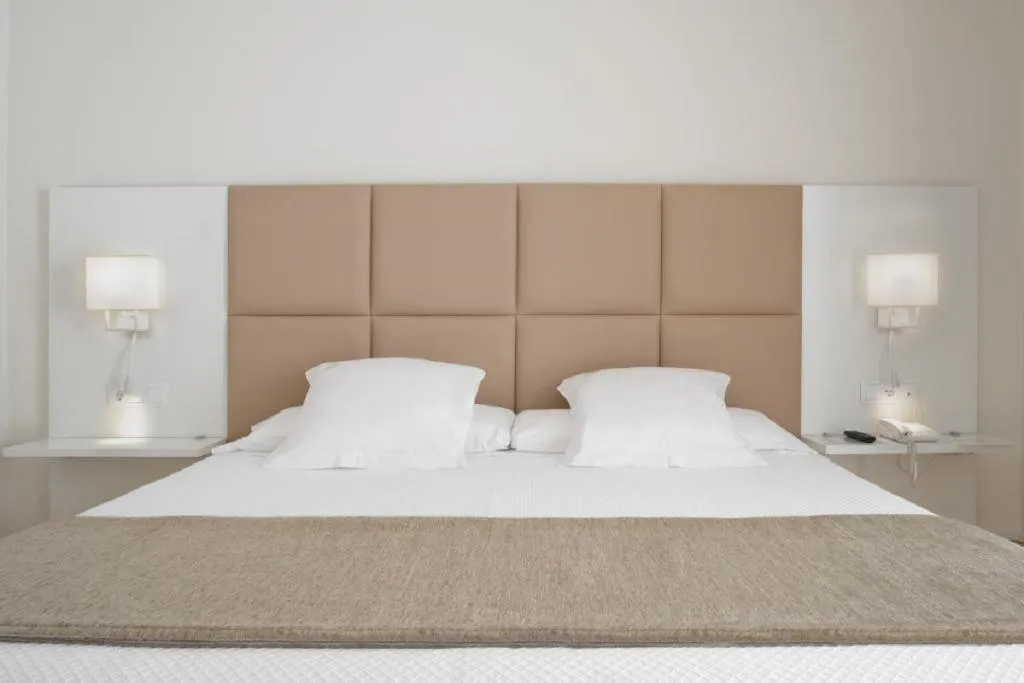 DOUBLE WITH BALCONY Room, Hotel Pirineos Figueres by Pierre & Vacances, Costa Brava