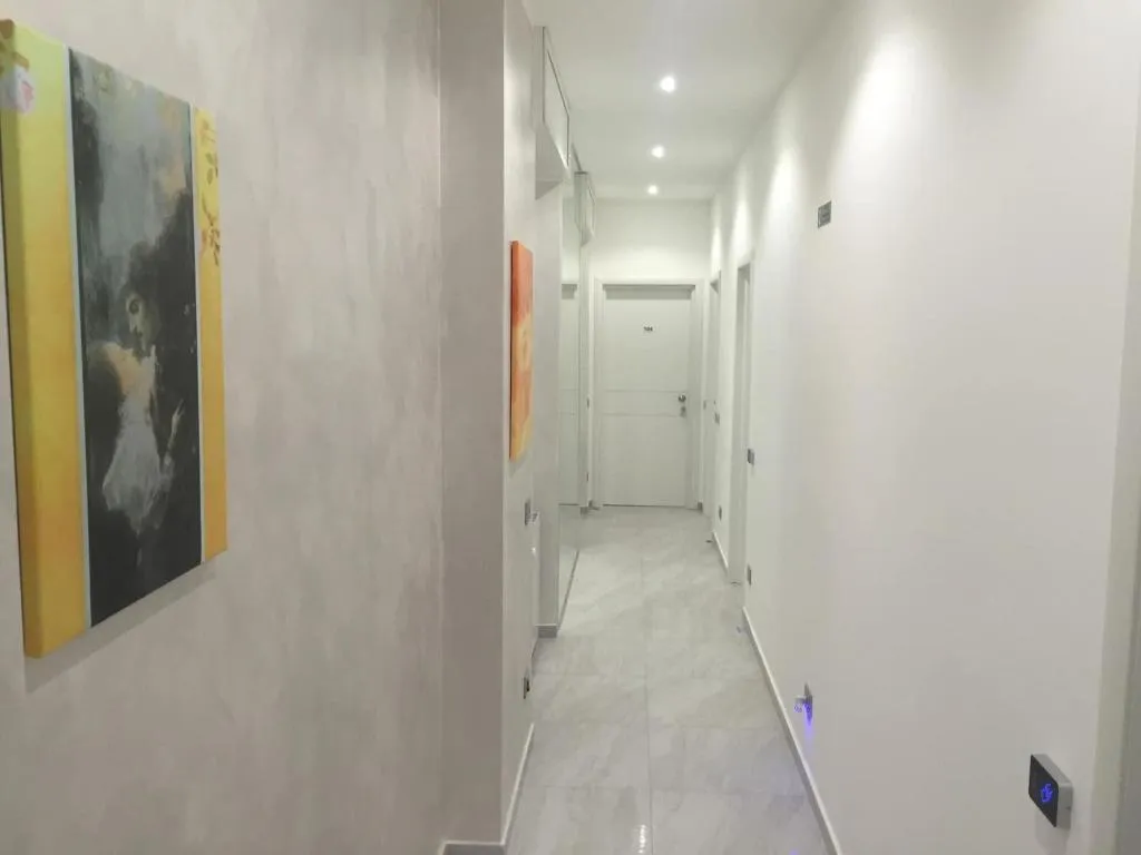 Lobby, Picaflor, Milan