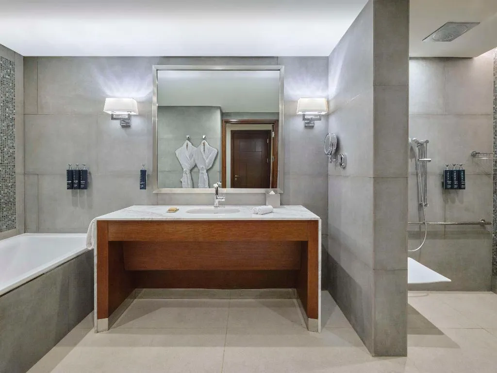 DOUBLE Accessible KING SIZE BED Room, Hilton Cairo Nile Maadi, Cairo