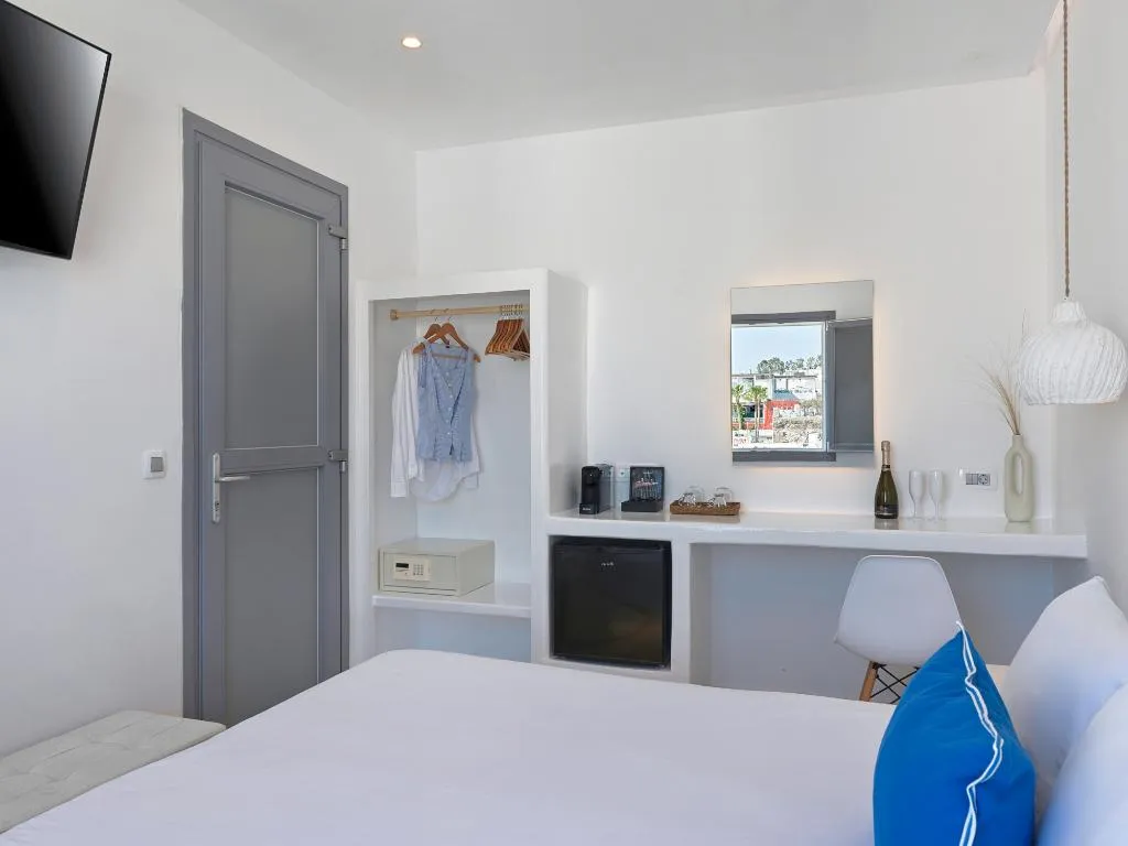 SUITE WITH JACUZZI WITH VIEWS Room, Tatakis Design Hotel, Fira, Santorini