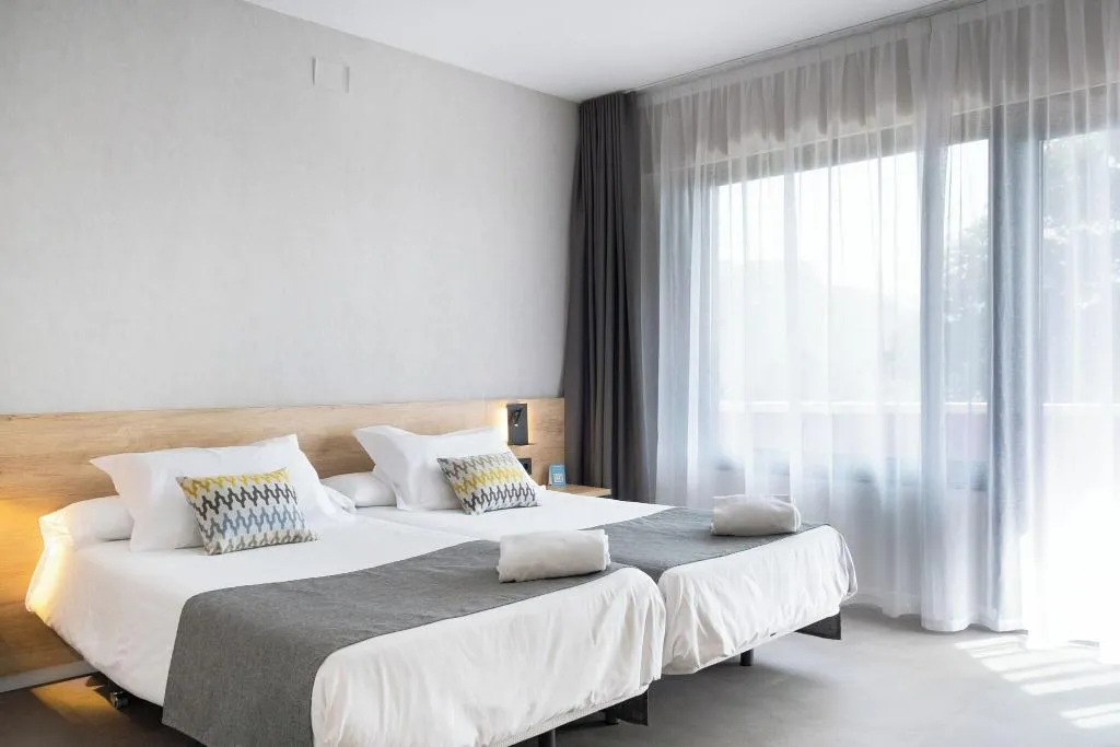 DOUBLE SINGLE USE SUPERIOR WITH DOUBLE BED Room, Checkin Montserrat, Barcelona