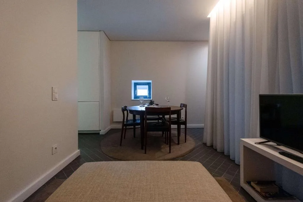 Room, Domum, Porto