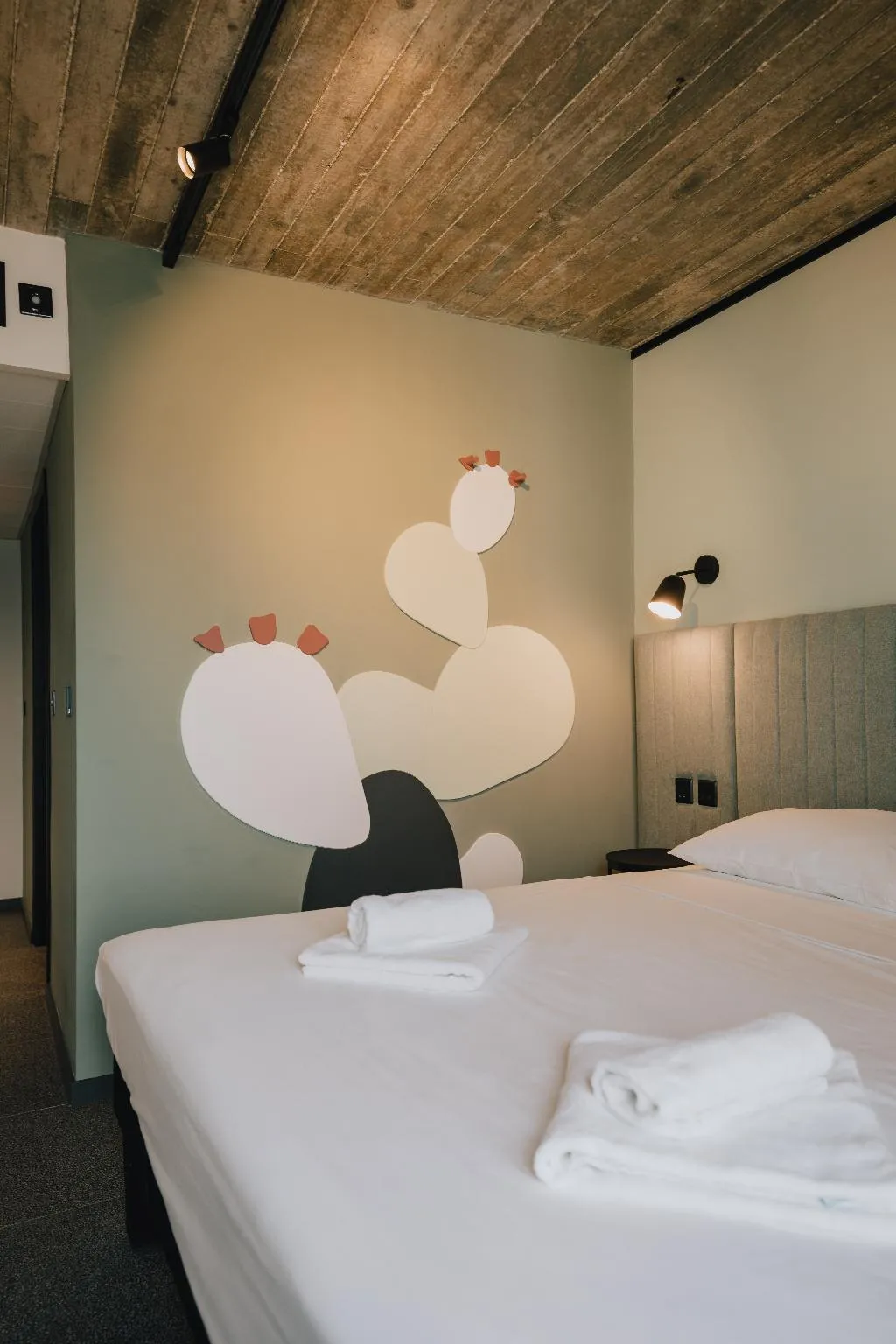 DOUBLE SUPERIOR KING BED Room, ibis Styles ST Pauls Bay Malta, Malta