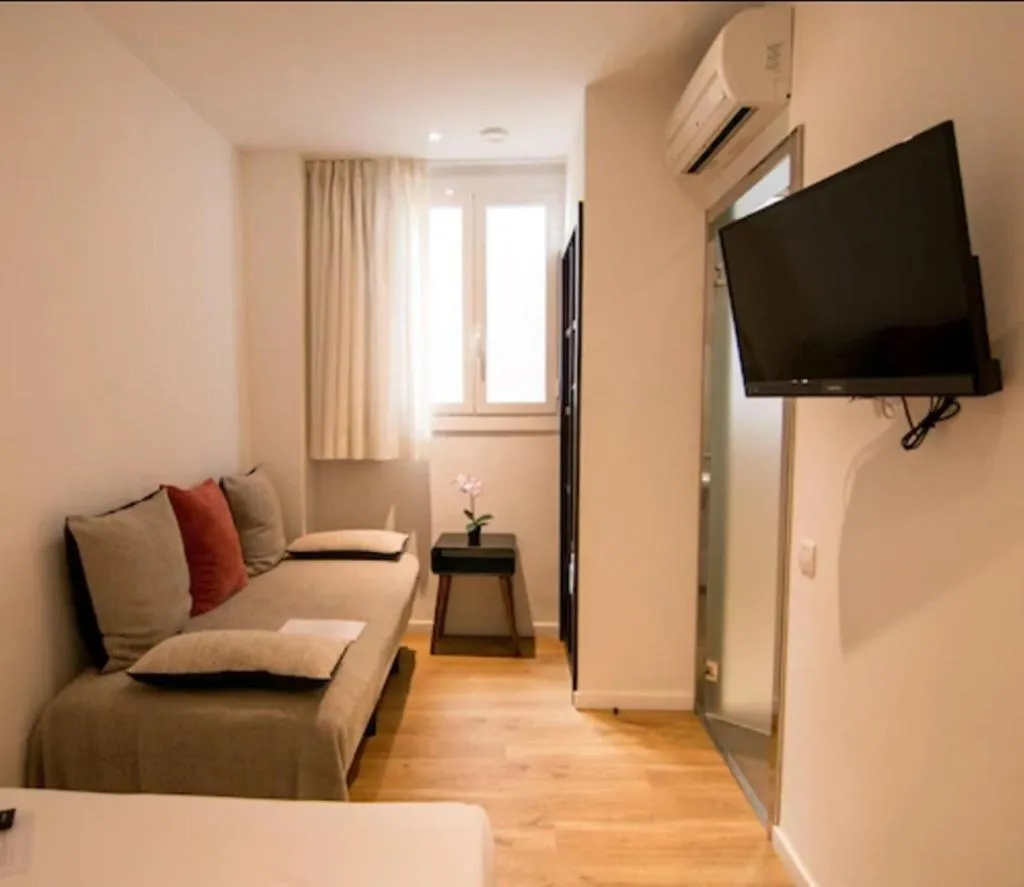 Room, Som Nit Triomf, Barcelona