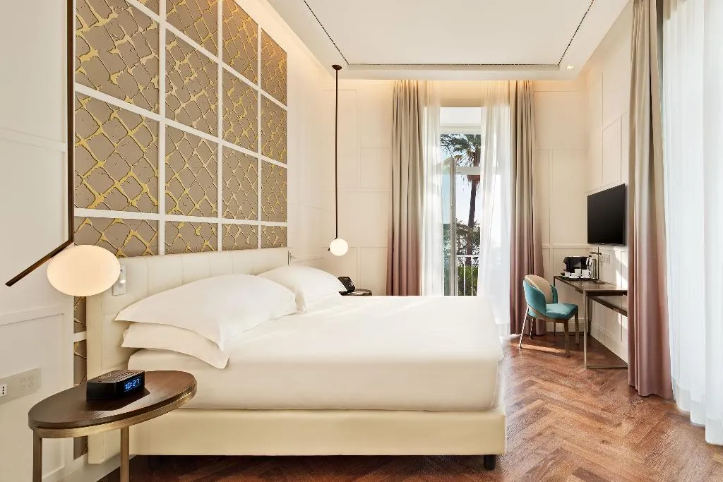 DOUBLE SUPERIOR KING BED Room, de Bonart Naples-Curio Collection by Hilton, Naples